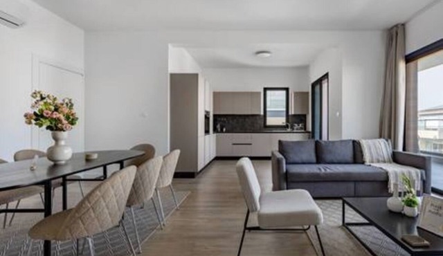 202 Sfiggos - Large Balcony & Shared Rooftop Pool