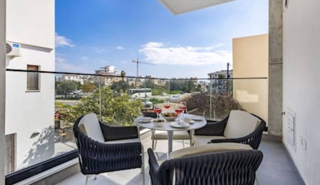203 Sfiggos - City Views & Rooftop Pool Access
