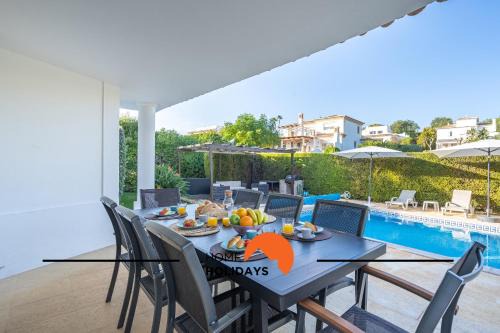 #239 Vivenda V3 com Piscina by Home Holidays in Albufeira