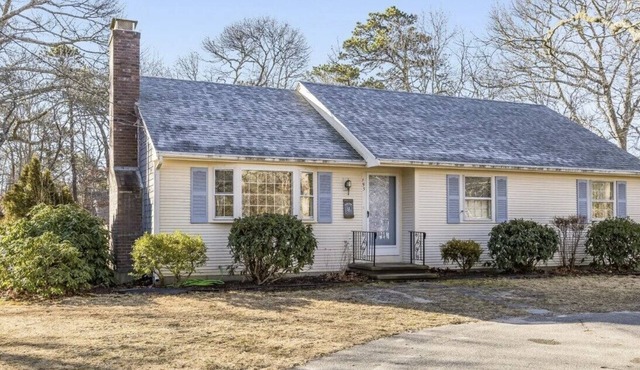 3-bedroom Cape Cod ranch just steps to private beach or Cooks Brook public beach in Eastham