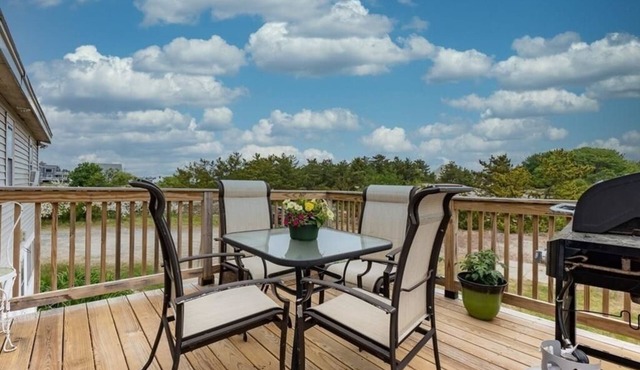 3 BR, Walk to Beach, Fire Pit & Yard, Pet Friendly