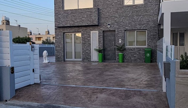 4 Bed Vila Fully Airconditioned - Hot Tub - 12 Min Airport - Beach 8 Min Drive