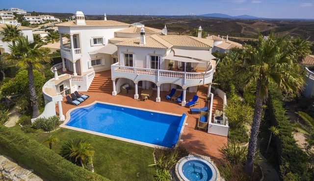4 bedroom Villa with spectacular views, pool, jacuzzi, sauna, golf, tennis. in Budens