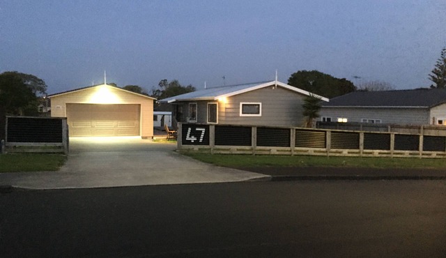 47 Hooper Ave Pukekohe, SLEEPS 13 in Pukekohe