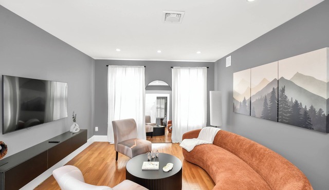 4BD 2BA Spacious Duplex W/Parking. Walking Distance to MBTA & Restaurants in Boston