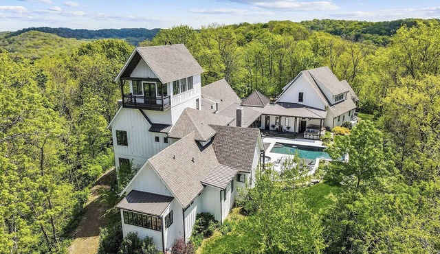Above Nashville Eagle's View | Pool & Spa I Sauna I Luxury Services in Franklin