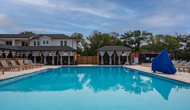 Admiral's Abode - Fully Loaded! Walk to the beach, Dogs ok!, Huge SW Pool! in Corolla