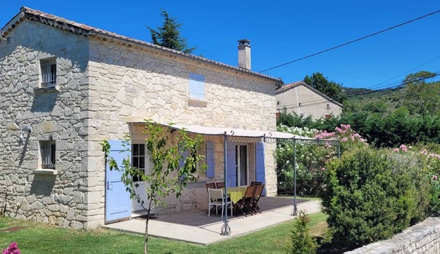Air-conditioned house, a shaded garden perfect for reading, fiber-optic internet,