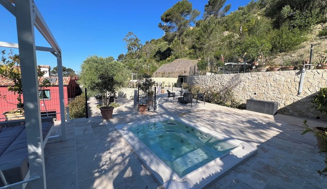 Air-conditioned T2 with terrace, jacuzzi & parking - near Nice & Monaco in La Trinité