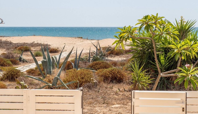 Amarillis, seafront apartment on the beach of Caucana (Punta Secca)