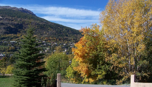 Apartment, garden level, with mountain views, close to the center. in Briançon