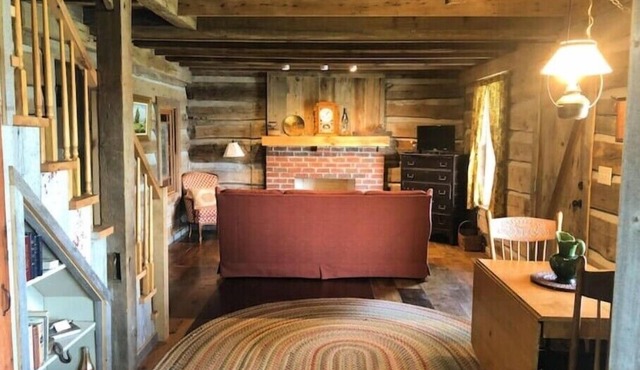 Audrey's Abode - Restored log cabin, country setting, minutes from Jacksonville