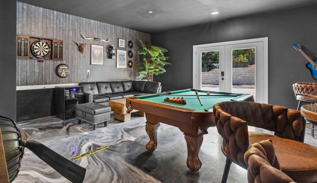 Bachelor’s Dream Pad - 4BR w/Game Room & Rooftop! in Nashville