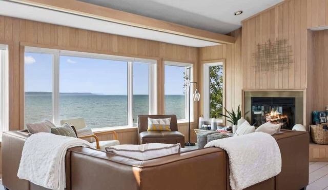 Bayshore Waves | On Lake Michigan | Pet Friendly