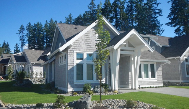 Beach House at Qualicum Resort | En Suite, Semi En Suite, Pool & Hot Tub!