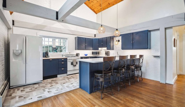 Beach Plum Cottage | Steps to Beach | Loft | A/C