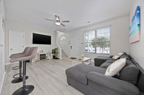 Beach Vibes Villa - 3 Bedrooms in prime location near beach with private yard! in Myrtle Beach