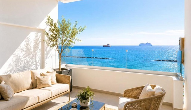 Beachfront apartment with sea view