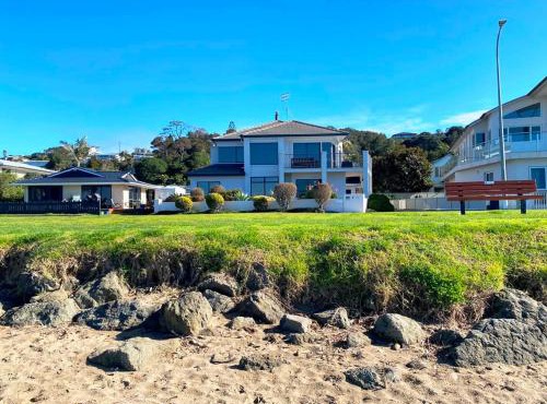 Beachfront Arkles Bay in Whangaparaoa
