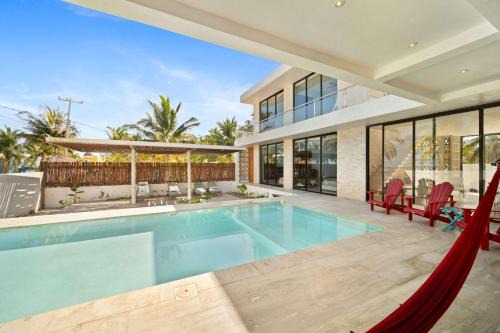 BEACHFRONT COCO Modern Designer House by PENINSULA STAYS in San Crisanto
