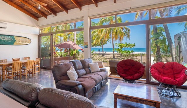 Beachfront Villa, 3BR and 3.5BA, AC, great surfing! Free Parking