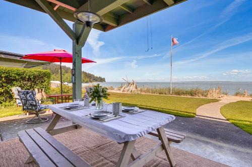Beachfront Oasis! Lummi Island Family Getaway in Lummi Island