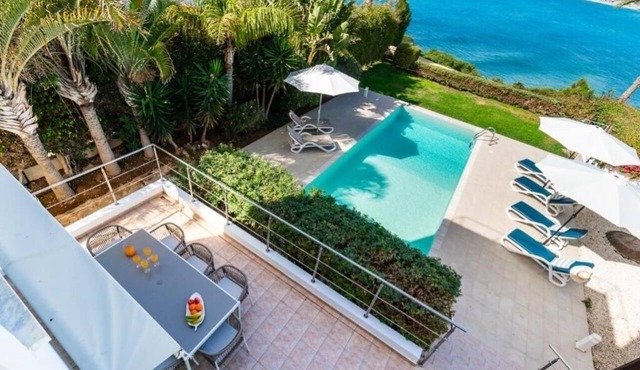 Beachfront Villa Mare – Private Infinity Pool & Jacuzzi Escape in Kissonerga