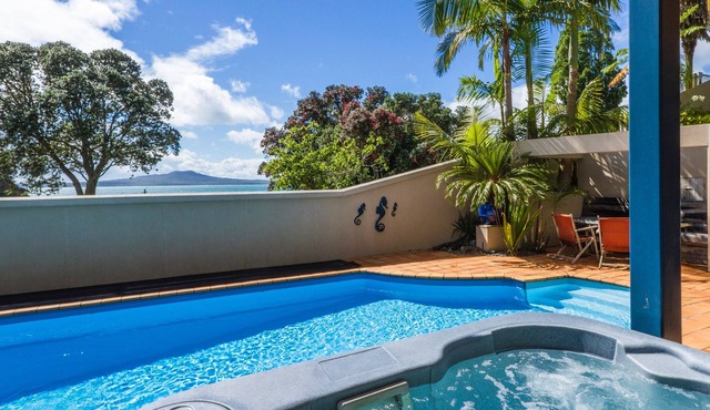 Beachside Holiday - Castor Bay Holiday Apartment in Castor Bay