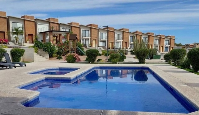 Beautiful and quiet villa, very central and safe in front of the common area.