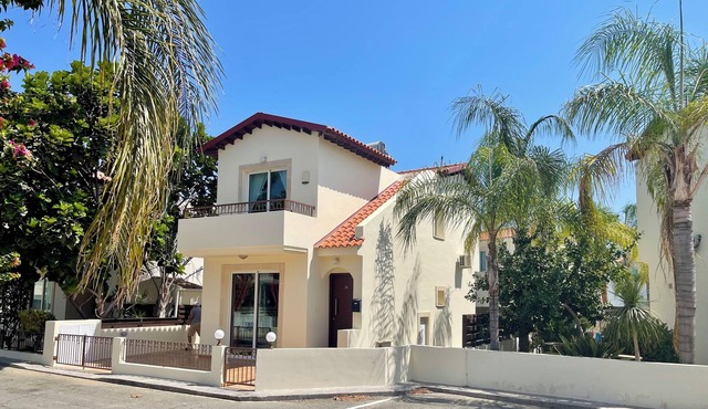 BEAUTIFUL 2 BED VILLA, PRIVATE POOL, WIFI, CLOSE TO BEACH/MARINA SHOPS & BARS