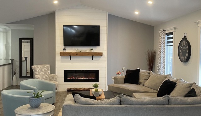 Beautiful centrally located home w/hot tub. Pet friendly! in Cornwall