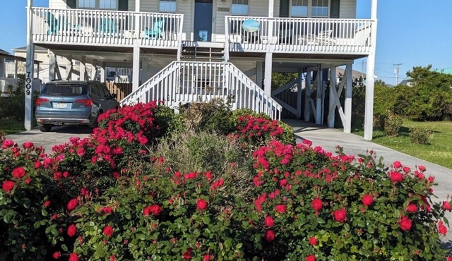 Beautiful, clean "Topsail" Author Home, 1½ Blocks to Beach, Fenced Yard for Pets