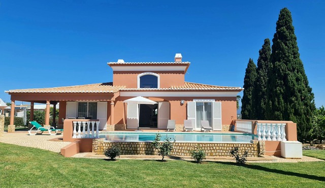 Beautiful villa with private pool & playground near Lagos & the beach in Vale da Lama