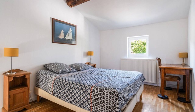 Bed and Breakfast 'Chambres D'hôtes Les Rosiers' with Shared Pool and Wi-Fi