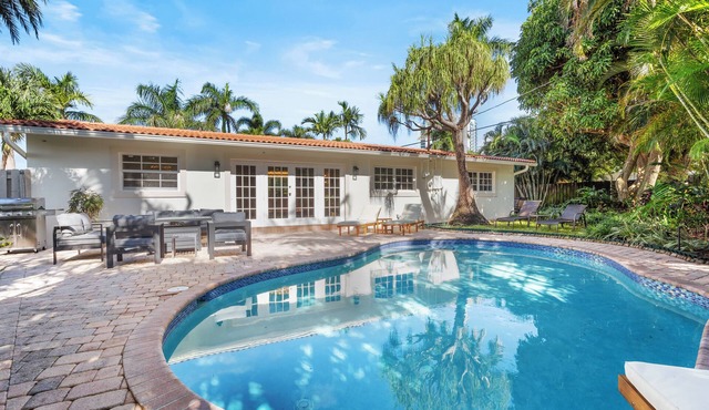 Bel Air Beauty: 4BR, Private Pool & Elegant Comfort Steps from the Beach