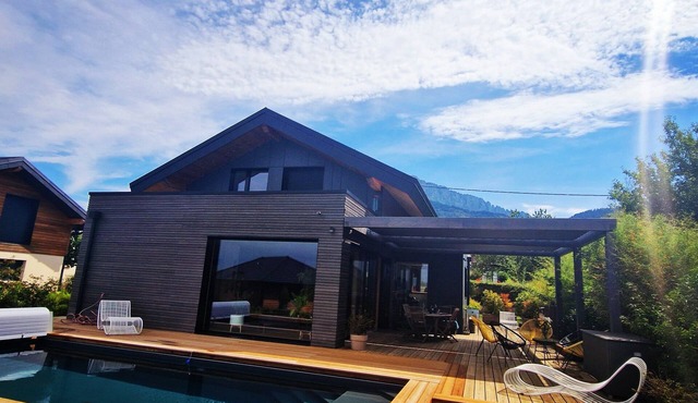 Belle Villa Avec Piscine Entre lac et Montagnes