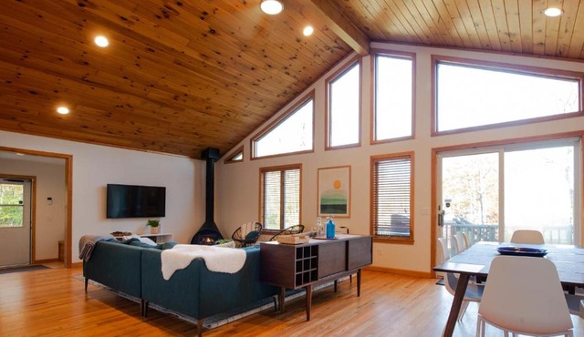 Berkshire Vacation Rentals: Beautiful Lakeside Cabin