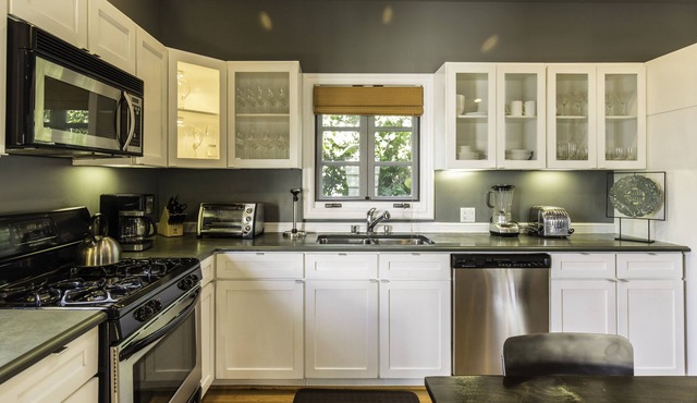BeverlyGroveLoft Beverly Hills LACMA Farmer's Market Private Apartment Detached in Los Angeles