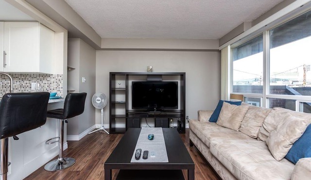 BIG KITCHEN, CHIC BREAKFAST BAR, NEAR DOWNTOWN SHOPS & C-TRAIN, WALK EVERYWHERE in Calgary