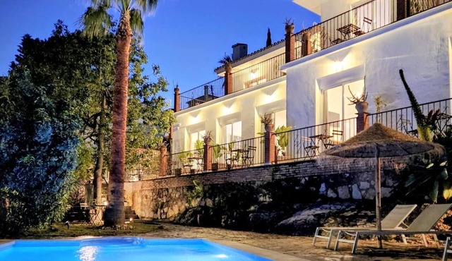 Boutique accommodation with pool and sea views. 20 guests! in Benalmádena