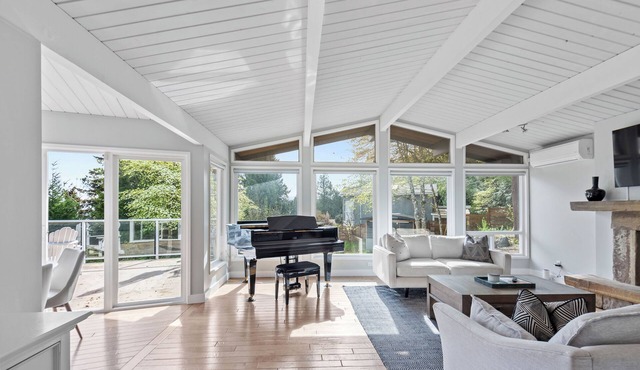 Bright 2bd suite with ocean views! Perfect getaway for family or friends! in Mill Bay