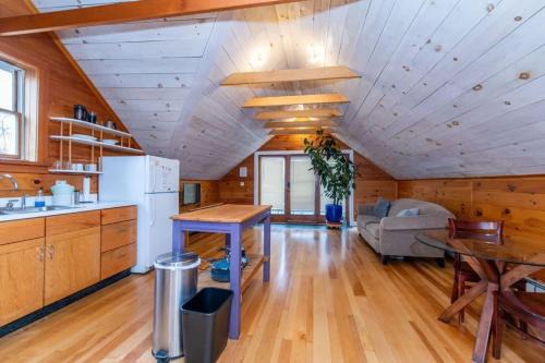 Bright and Cozy Treehouse Apartment in Burlington