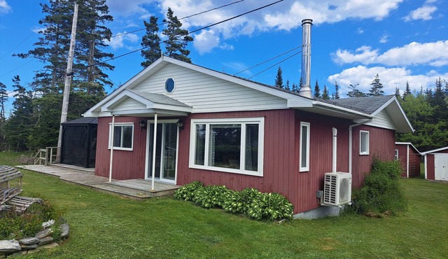 Bright, Spacious Beachwalk Cottage: Ocean view, 5 minutes to sandy beaches in Sable River