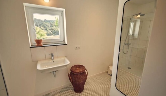 Bright & Spacious Ensuite Room in Charming Coliving Near Ribeira Beach in Santo Isidoro