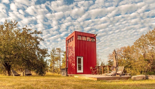 Bright Tiny House for an Unforgettable Glamping Getaway near Belleville, Ontario in Castleton