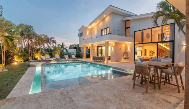 Buganvilla Mansion: 2 amazing lakefront villas w/pools, gym, games, & staff