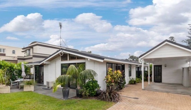 Buzzing restaurant Orewa Village and Orewa Beach a quick walk. Pet friendly. in Auckland