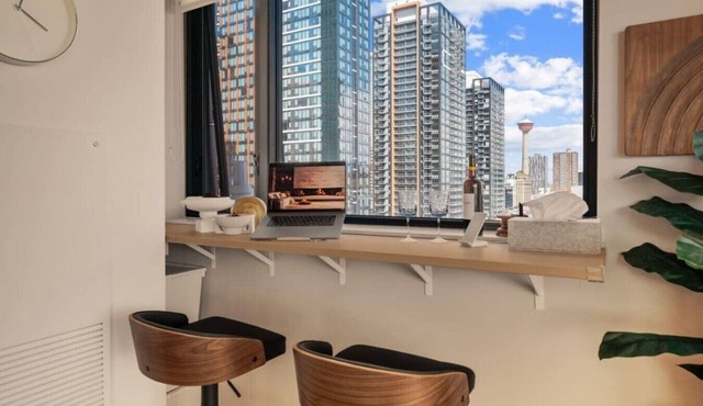 Calgary Tower View |King Bed | 2BR |AC |Gym in Calgary
