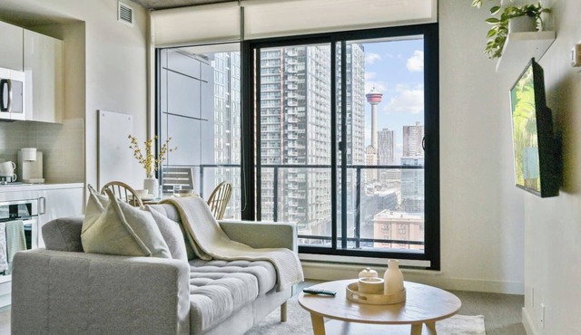 Calgary Tower View | King Bed |Mins to Saddledome in Calgary