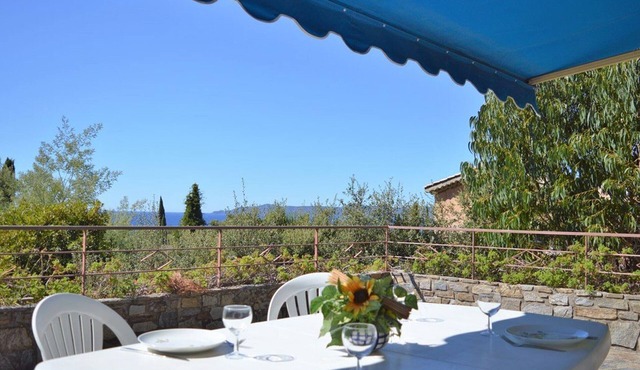 California-style villa 4 bedrooms, terrace with sea view, parking, pets allowed in Le Lavandou